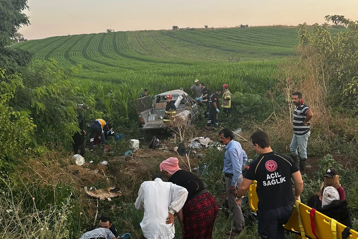 Bursa'da işçileri taşıyordu... Araç tarlaya savruldu:  Çok sayıda ölü ve yaralı var!