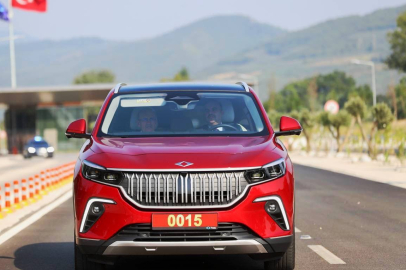 Bakan Kacır ve Şimşek Gemlik'te Togg’un direksiyonuna geçti