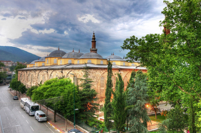 Bursa Ulu Camii'ndeki iç içe geçmiş vav'ların sırrı ne?