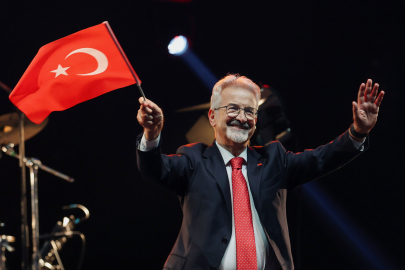 Bursa'da muhteşem kutlama! 'Neredesin sen?' isimli parçayla konsere başladı