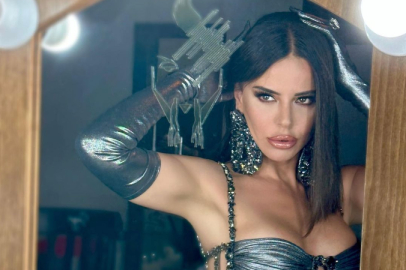 Simge Sağın'dan anlamlı sahne kıyafeti