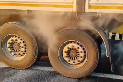 Seyir halindeki tırın lastiklerinde yangın!