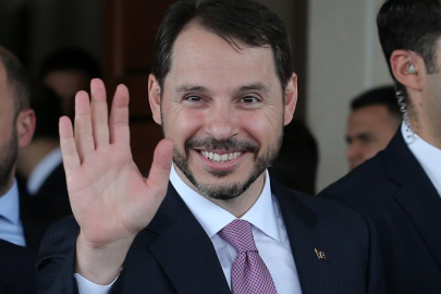 Berat Albayrak bir düğünde keyifli halleriyle dikkat çekti