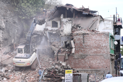 Bursa'da tarihi bölgedeki riskli binalar yıkılıyor