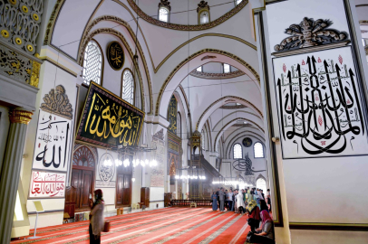 Bursa Ulu Camii'ndeki levhalarda ne yazıyor?