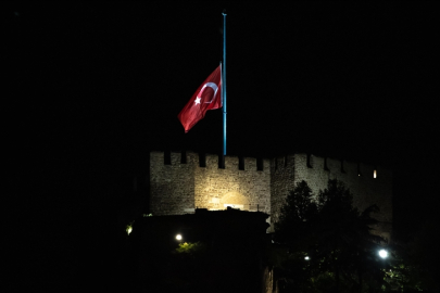 Türkiye'de bayraklar yarıya indirildi