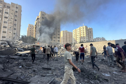 İsrail, kutsalları bombalamaya devam ediyor