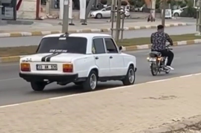 Arıza yapan araç motosiklete bağlanan halatla çekildi