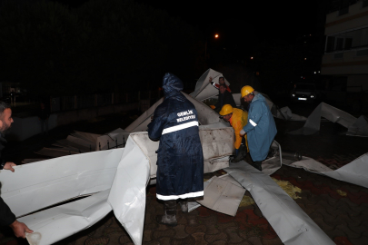 Bursa'da ilkokulun çatısında bulunan kaplama uçtu