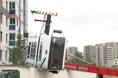 Nakliye için kullanılan asansör devrildi