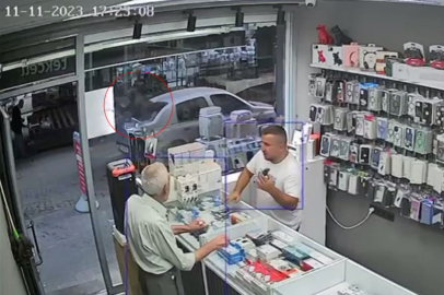 Şaşırtan görüntü! Otomobilin üzerine keçi düştü