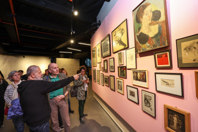 Ziyaretçileri Tomris Uyar’ın dünyasına yolculuğa çıkaran sergi