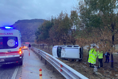 Bariyerlere çarpan hafif ticari araç yan yattı