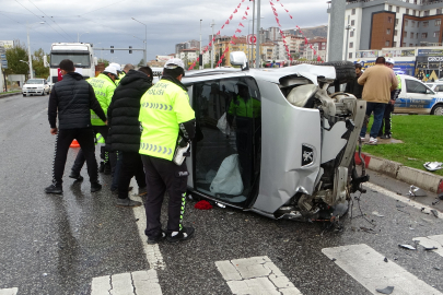 Kazada savrulmanın şiddeti ile araç devrildi