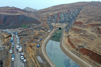 Su kanalında balık tutmak isterken sandaldan düştü