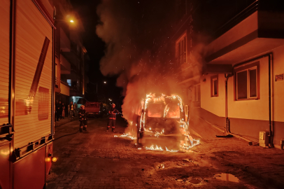 Park halindeki minibüste yangın!