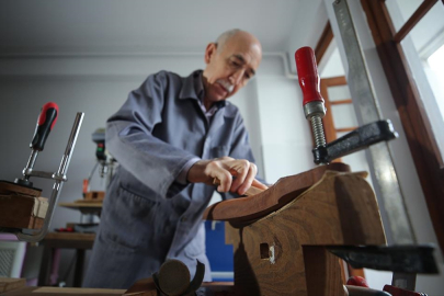 Bursa'da ürettiği klasik kemençeler büyük ilgi topluyor