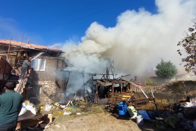 Evde açık kalan ocak yangına sebep oldu