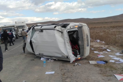 Hizmet aracı devrildi, kazada 4 kişi yaralandı