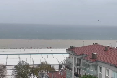 Bursa'da etkili olan lodos ve fırtına ortalığı birbirine kattı