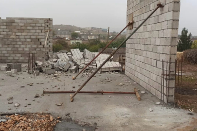 Şiddetli rüzgar inşaat halindeki evi yıktı!