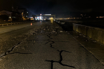 Taşan deniz suyu yolun çökmesine neden oldu