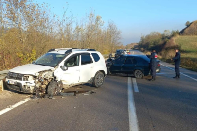 Bursa'da 2 araç kafa kafaya çarpıştı