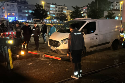 Tramvay yoluna giren araç seferleri aksattı