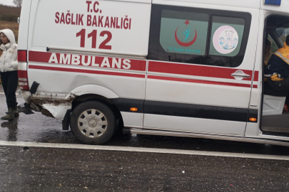Otomobil ambulansla çarpıştı