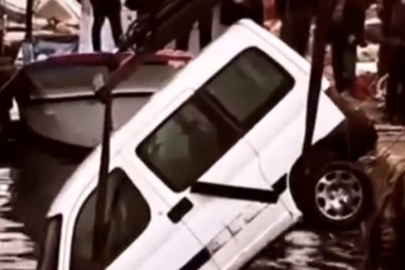 Dalgalara kapılan araç denize sürüklendi