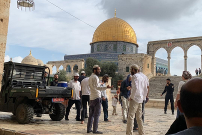 Filistinli gençlere müdahale: İsrail, Mescid-i Aksa'ya girişi bir kez daha sınırlıyor