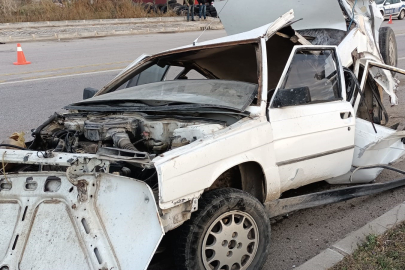 Kazada hurdaya dönen otomobilde 2 kişi yaralandı