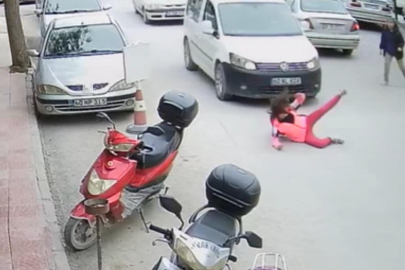 Aniden yola fırlayınca otomobil çarptı!