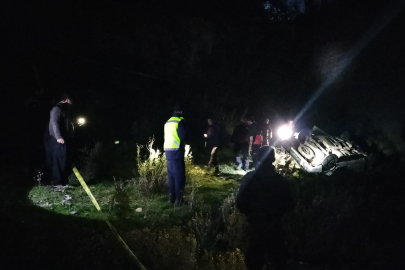 Araç 30 metrelik köprüden dere yatağına düştü