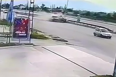 Bariyerlere çarpan araç parçalara ayrıldı!