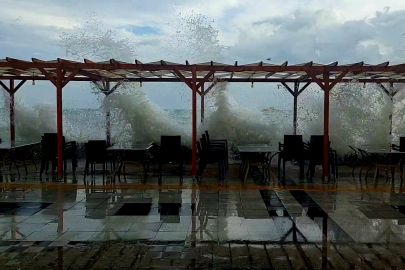 Fırtınayla birlikte hırçın dalgalar oluştu