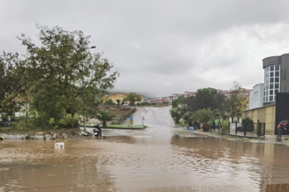Şiddetli yağış cadde ve sokakları göle çevirdi