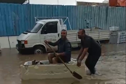 Yağmurdan dolayı biriken suda sandal keyfi gülümsetti!