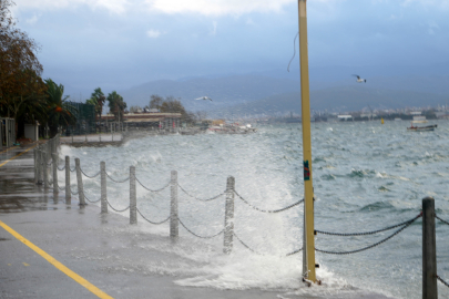 Deniz ile kara birleşti, hasar böyle görüntülendi!