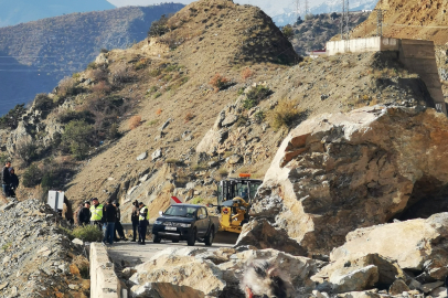 Heyelan karayolunu ulaşıma kapattı!