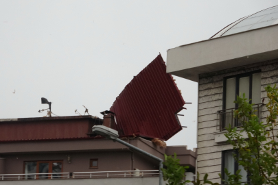 Çatılar uçtu, araçlar zarar gördü