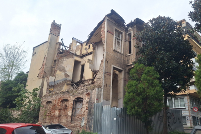 Metruk bina çöktü: Araçlar hasar aldı!