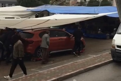 Bursa'da pazar alanında unutulan otomobili kaldırdılar