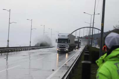 Dev dalgalar nedeniyle çok sayıda araçta hasar meydana geldi