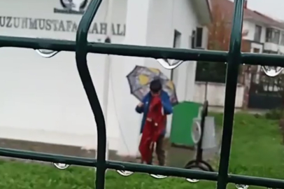 Direkten kopan Türk bayrağını gören çocuğun tepkisi duygulandırdı