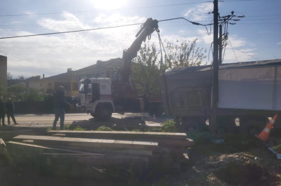Bursa'da 25 tonluk tır kanaldan vinçle kurtarıldı