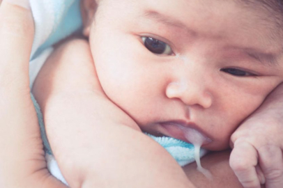 Bebeklerde reflü nasıl oluşur? Tedavisi nedir?