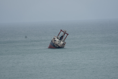 Yan yatan gemi, kurtarılmayı bekliyor