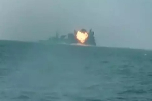 Kızıldeniz'de hareketli anlar! Gemi füzeyle vuruldu