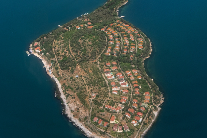 Yeşil doğası, sakin atmosferi ve tarihi yapıları ile ünlü: Sedef Adası